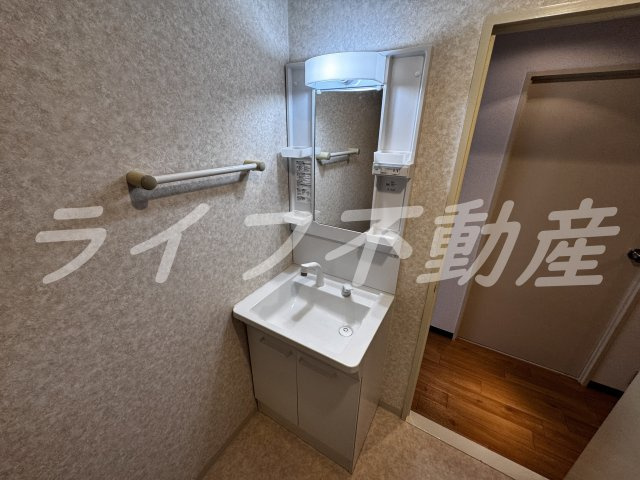 グランドール新石切の独立洗面台|独立洗面台、小物を置くことができて便利です