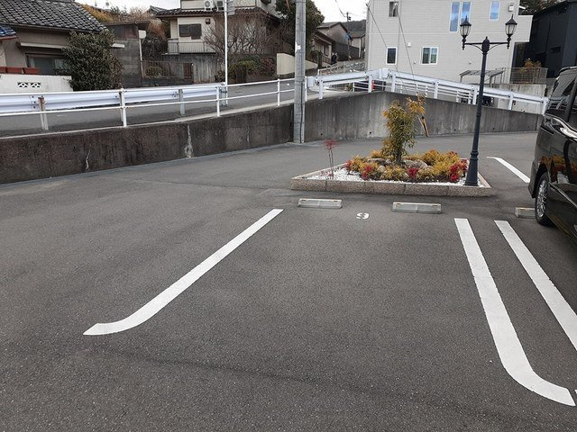 グランディールＡ　（小瀬町）の駐車場|駐車場があるので、車を買う予定の方も安心です