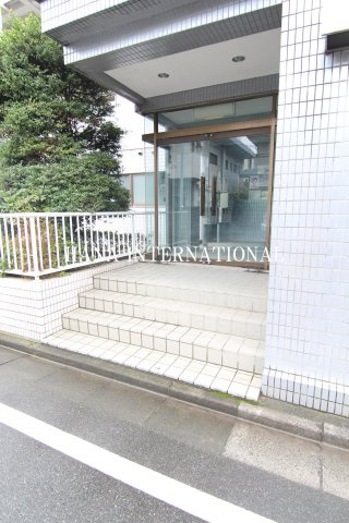 プラーティット本中山のエントランス|別部屋の写真です。