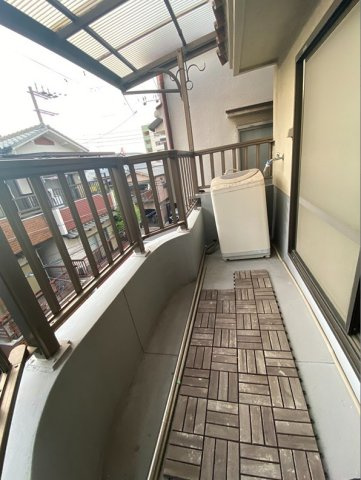 鶴町3丁目貸家のバルコニー|外からの目が気にならないバルコニーで洗濯物が干せます