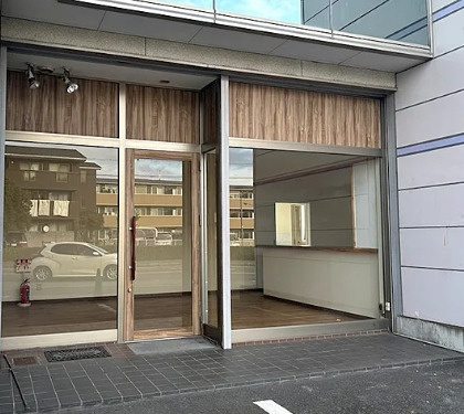 栗東市綣４丁目の店舗事務所の玄関