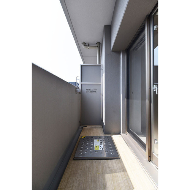 TLRレジデンス本町WESTのバルコニー|外からの目が気にならないバルコニーで洗濯物が干せます