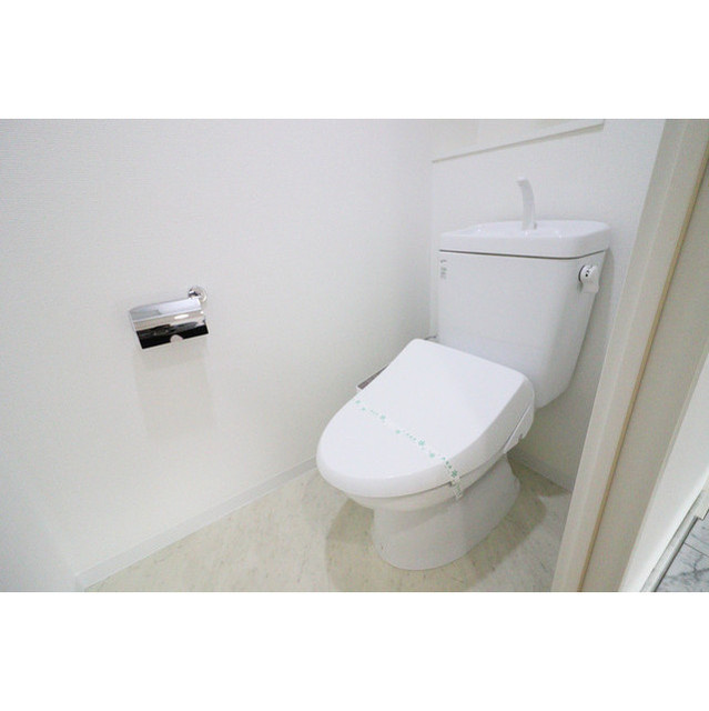 アーデンタワー北堀江のトイレ|落ち着いた色調のトイレです