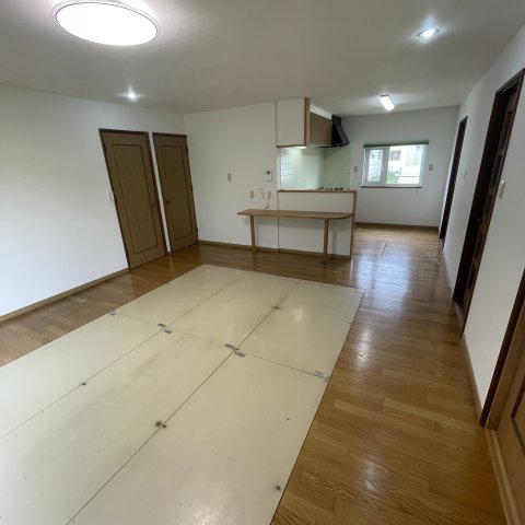 登別市登別東町5丁目1-12戸建の居間・リビング