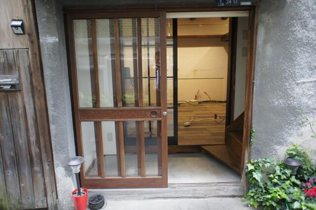港区芝２丁目の店舗事務所の玄関