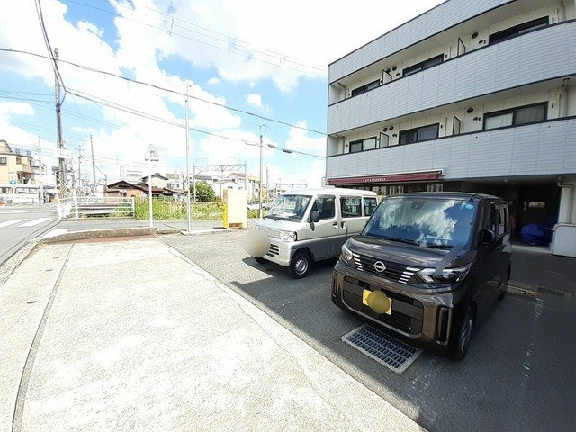 アサテラスⅢの駐車場