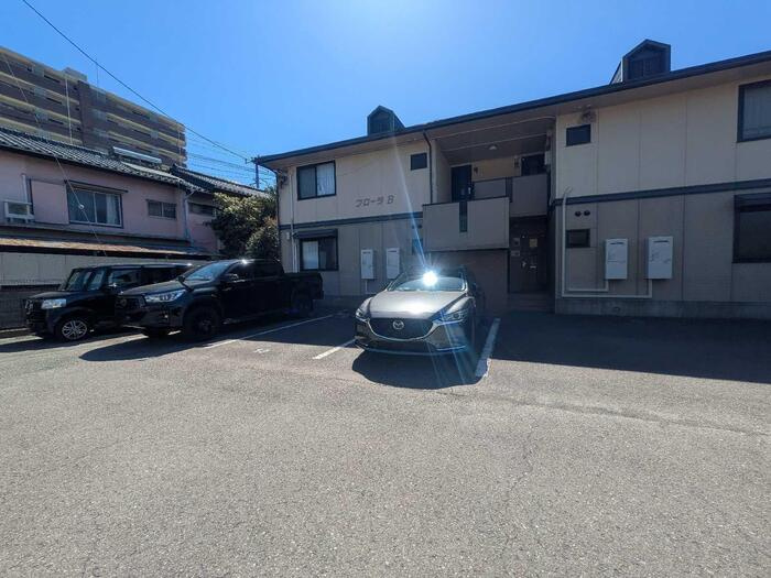 フローラ　Ｂの駐車場