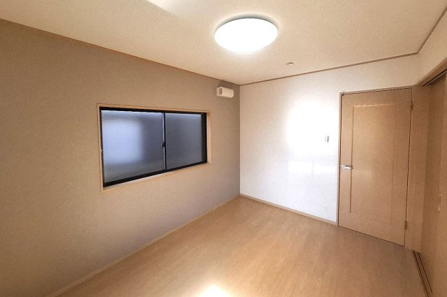 堺市北区金岡町の子供部屋|洋室約6帖の壁一部には、グレーのアクセントクロスを貼りました。