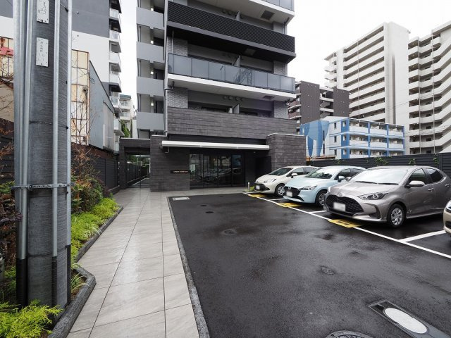 エスリード難波VALOREの駐車場