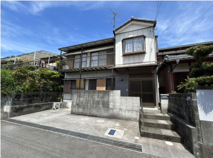 「南向き＆陽当たり良好」高知市加賀野井1丁目　中古一戸建ての外観|スロープ＆階段付きの安心設計。