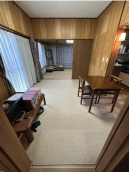 「南向き＆陽当たり良好」高知市加賀野井1丁目　中古一戸建てのキッチン|木の質感が心地よい広々とした寛ぎの居間空間。