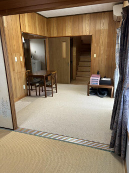 「南向き＆陽当たり良好」高知市加賀野井1丁目　中古一戸建てのキッチン|家族の会話が弾む、階段へとつながる中心間取り。