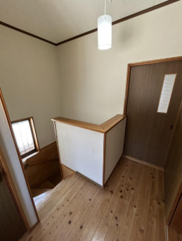 「南向き＆陽当たり良好」高知市加賀野井1丁目　中古一戸建てのその他|開放感のある吹き抜け風の明るい2階廊下。