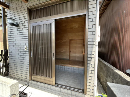 「南向き＆陽当たり良好」高知市加賀野井1丁目　中古一戸建ての玄関|出し入れに便利な引き戸タイプの出入口。