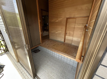 「南向き＆陽当たり良好」高知市加賀野井1丁目　中古一戸建ての玄関|木の温もりが迎える明るく清潔感のある玄関。