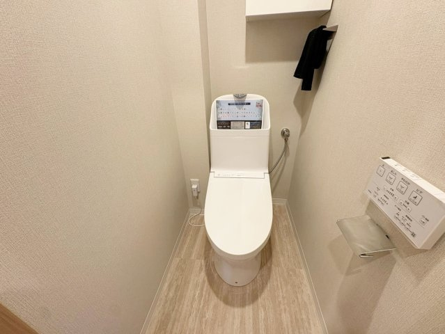 洛南ハイライフ西棟|壁リモコンで両サイドがスッキリとしており、多彩な機能付で清潔なトイレ空間に。（R8.7撮影）