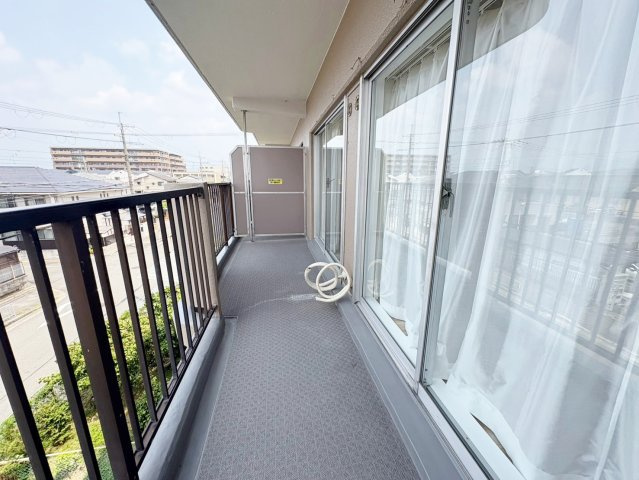 洛南ハイライフ西棟|リビングと4.5帖洋室から出入りできるようになっております！（R8.7撮影）