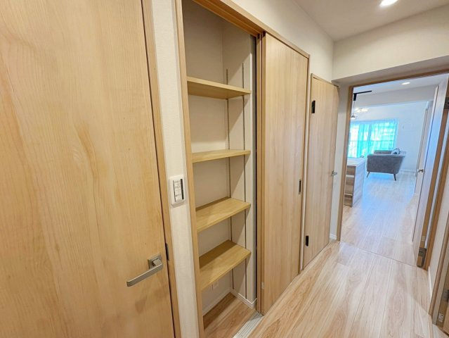 洛南ハイライフ西棟|ご家族みんなでご利用いただける、共有部分の収納。お掃除グッズなども集約できますね。（R8.7撮影）