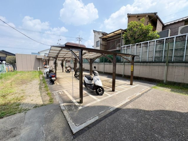 洛南ハイライフ西棟|バイク置き場完備（R8.7撮影）