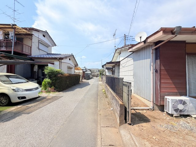 結城市結城中古戸建の前面道路含む現地写真