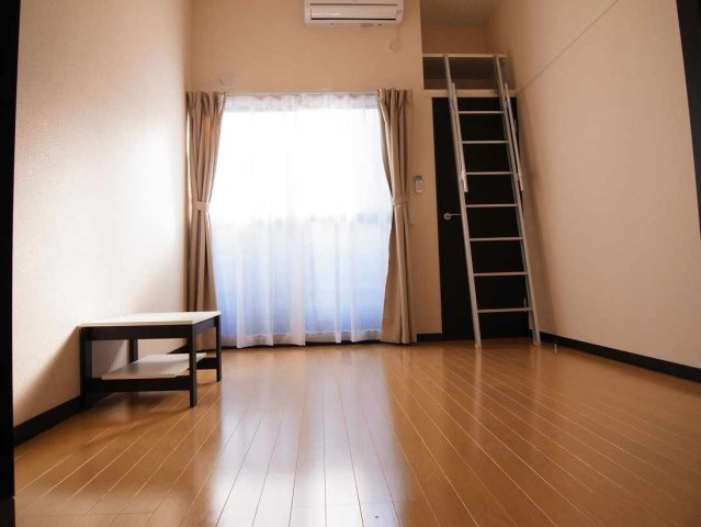 レオネクストＩＮＡＧＩの居間・リビング|上部まで収納可能な空間を活用したお部屋です