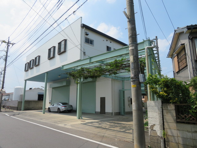 川口市大字榛松の倉庫の外観