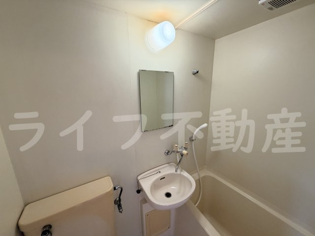 エトワールヴィルーR瓜生堂の独立洗面台|独立洗面台、小物を置くことができて便利です