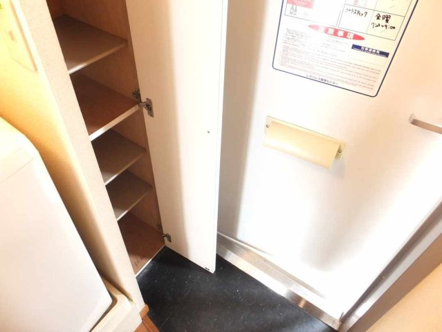 レオパレスシャルマンの玄関|ゆったりとした玄関です