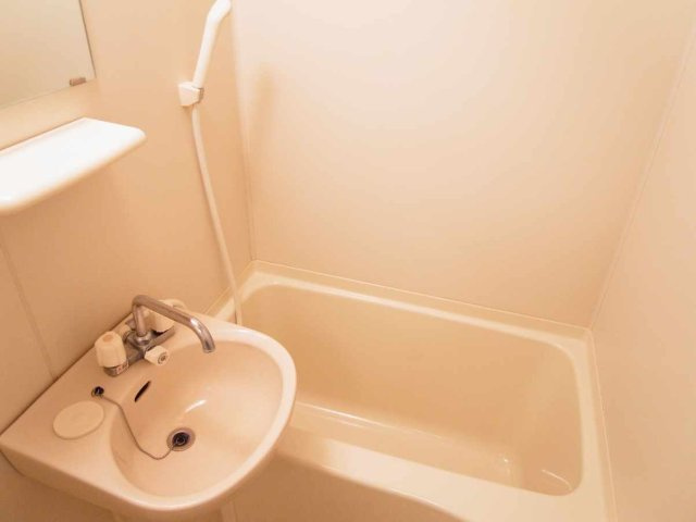 レオパレスハピネス湘南の浴室|コンパクトで使いやすいお風呂です