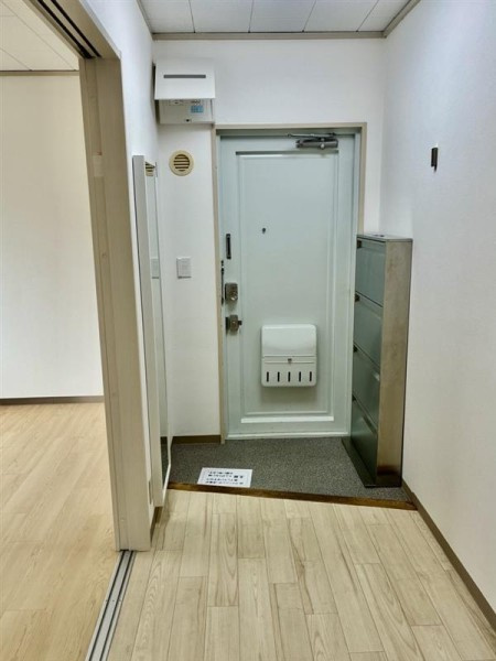 若尾山ハイツの玄関|収納もある玄関です