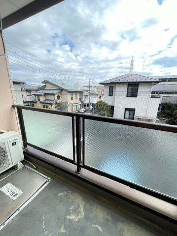 アショカニーローズ館のバルコニー|外からの目が気にならないバルコニーで洗濯物が干せます
