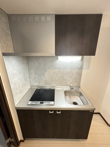 ベイルーム湘南台のキッチン|２口ＩＨヒーターで料理する方も満足♪キッチン収納スペースも豊富です★