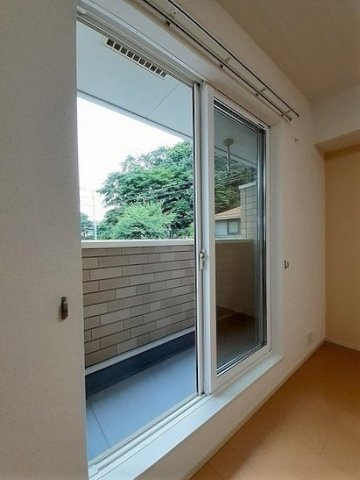 シャンブル湘南Ⅱのバルコニー|暖かな日差しのふりそそぐバルコニー