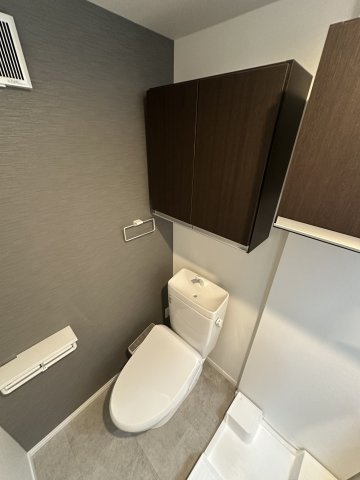 ベイルーム六会日大前のトイレ|落ち着いた色調のトイレです