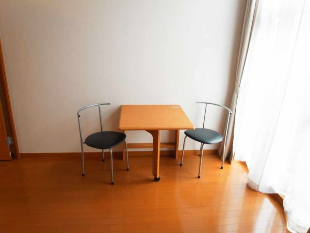 レオパレスアズールの居間・リビング|こちらのリビングで趣味の時間をお楽しみください