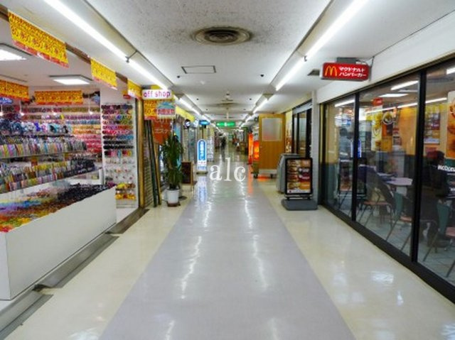 カーサ・ロッサの周辺|商店街です
