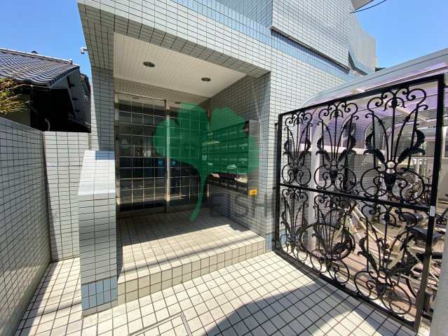 エステートモア西大橋のエントランス