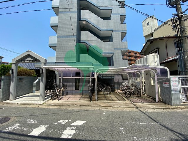 エステートモア西大橋の駐車場