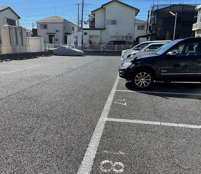 レオパレスマロンハイツの駐車場