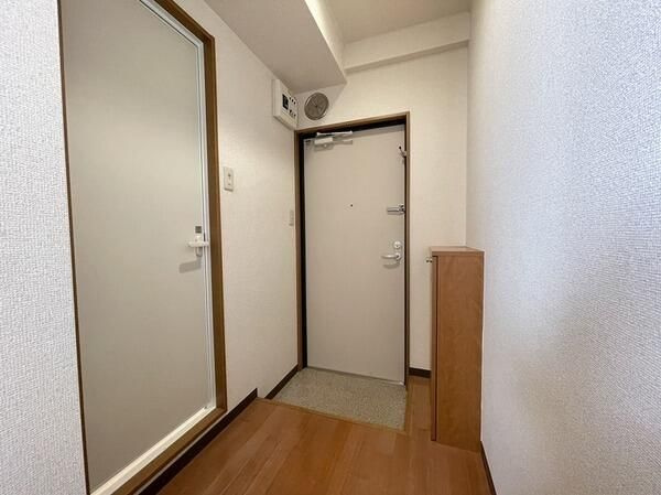 シューエックスビルの玄関