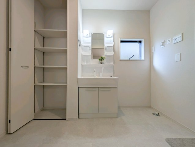 中古戸建て　昭島市美堀町2丁目の独立洗面台|【Powder room】
◆独立洗面台◆身支度がはかどる独立洗面台を採用。鏡まわりや下部収納を活用することで、日用品を整理しやすく清潔感のある空間を保てます。