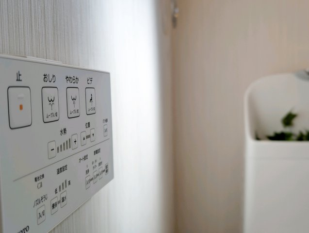 中古戸建て　昭島市美堀町2丁目のトイレ|【Warm water flush toilet】
◆温水洗浄便座付きトイレ◆お掃除も楽々。快適に過ごすためには今や欠かせない設備の一つです。壁掛けリモコンで使いやすくいつでも清潔に保てます。