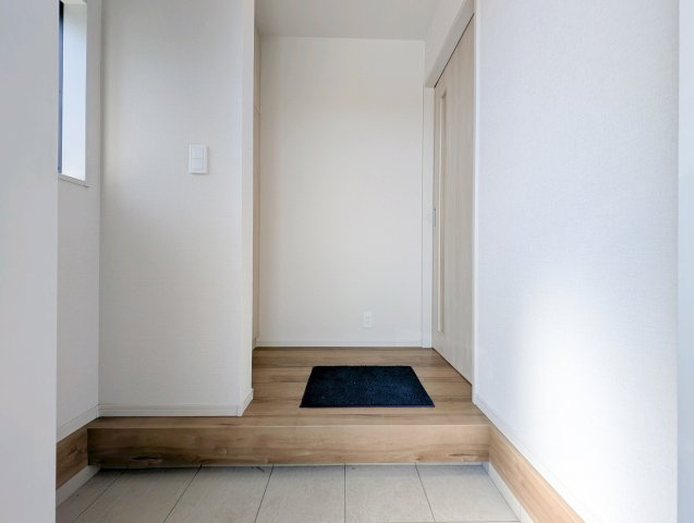 中古戸建て　昭島市美堀町2丁目の玄関|【Entrance Design】
◆玄関◆出入りのたびに気持ちが整うような落ち着きある玄関空間。シンプルな構成で使いやすく、住まい全体の印象をやわらかく引き立てます。