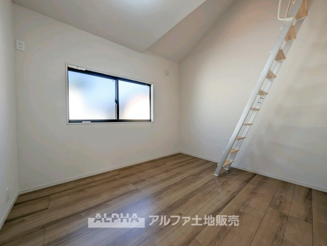 中古戸建て　昭島市美堀町2丁目の洋室|【cozy room】
◆必要なもの、好きなもの◆しかないから安らげる。そんな部屋にしていく自分なりのデザインに。使いやすい部屋の形、大きい窓色々な用途が実現できる。
