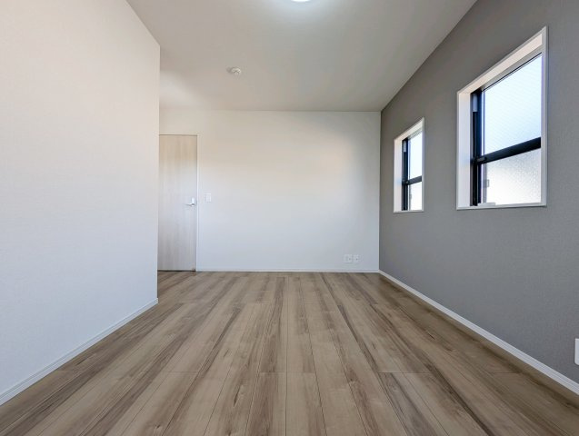 中古戸建て　昭島市美堀町2丁目の洋室|【comfort room】
◆落ち着きのある室内◆寝室としても子ども部屋としても使いやすく、暮らしの変化にも対応できる空間。日々の時間を穏やかに過ごせます。