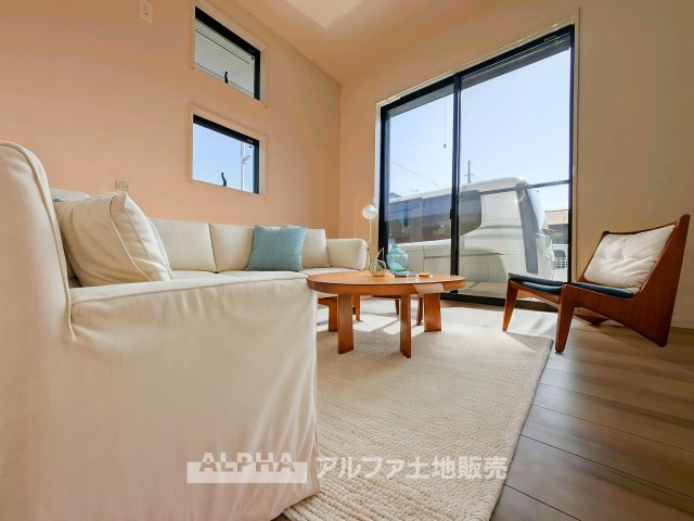 中古戸建て　昭島市美堀町2丁目の居間・リビング|【Blue Moment】◆空を感じるひととき◆
空を見上げる時間が、暮らしに少しの余白をつくる。そんな穏やかな瞬間がここにある。
※家具等はCGによるイメージです。家具小物は販売価格に含まれません。