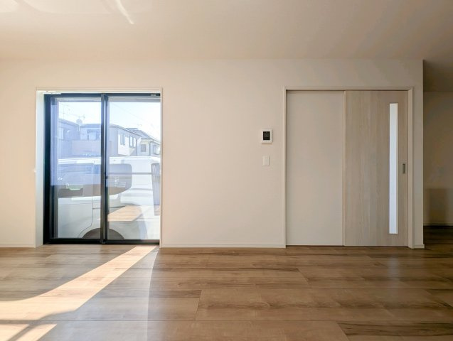 中古戸建て　昭島市美堀町2丁目の居間・リビング|【Morning Light】◆朝の光から始まる暮らし◆
やわらかな光が差し込む住まい。ここで迎える朝が、慌ただしい日常に少しの余裕と穏やかな時間を届けてくれる。
