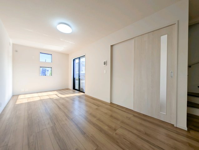 中古戸建て　昭島市美堀町2丁目の居間・リビング|【Life Balance】◆整う暮らしの場所◆
日常とくつろぎの時間が自然に調和する住まい。過ごすほどに、暮らしの心地よさが広がっていく。