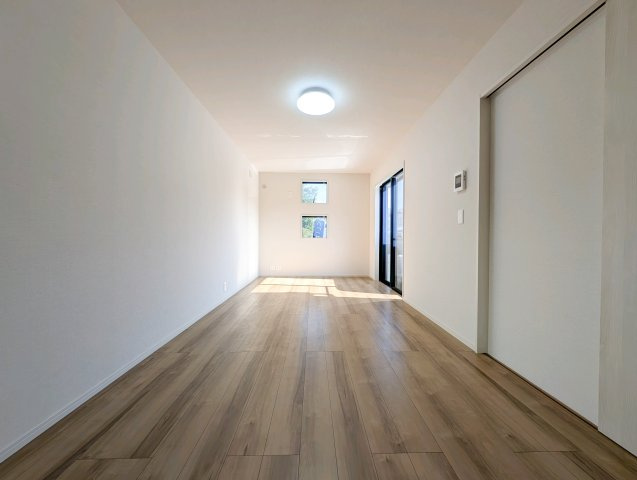 中古戸建て　昭島市美堀町2丁目の居間・リビング|【Soft Horizon】
◆空とつながる暮らし◆
広がる景色が、心の視界までひらいてくれる。過ごすほどに、毎日の一瞬一瞬が大切に感じられる住まい。