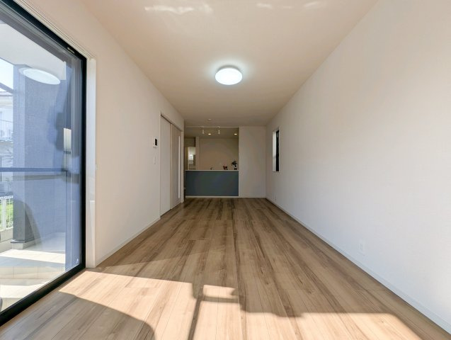 中古戸建て　昭島市美堀町2丁目の居間・リビング|【Quiet Comfort】
◆静けさとともに◆
外の喧騒を忘れさせる落ち着きが、日々に余白を生む。ここでの時間が、自然と笑顔を増やしていく。